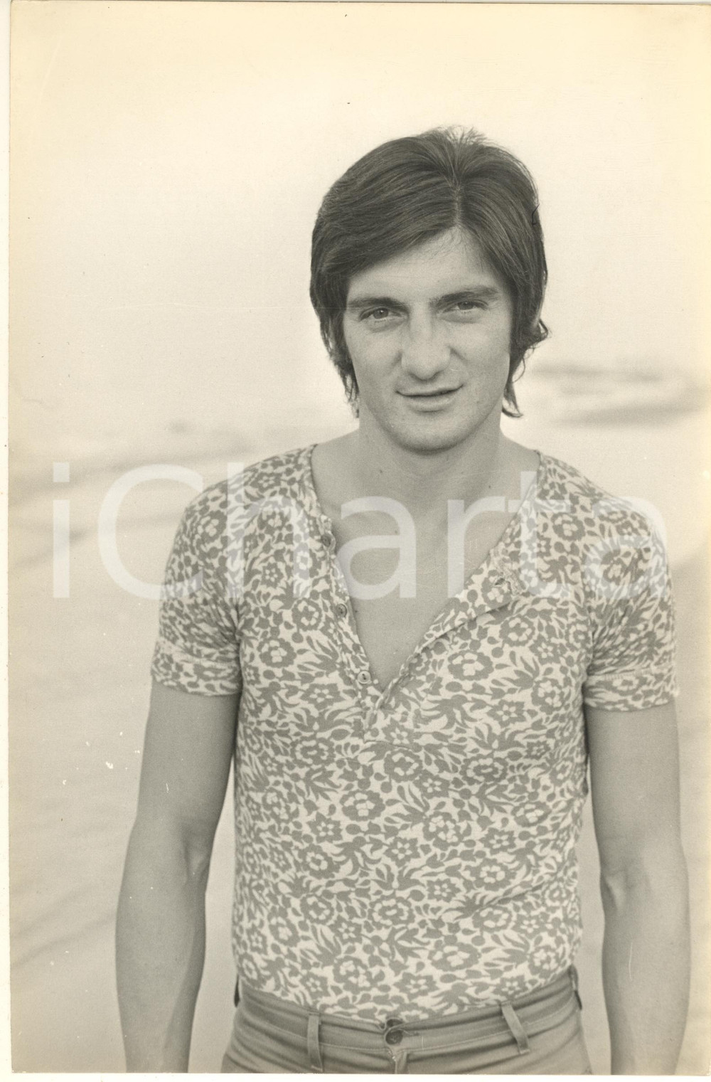 Fotografia d epoca originale 1970 ca COSTUME Calciatore Alessandro VITALI in spiaggia  Ritratto Foto 1