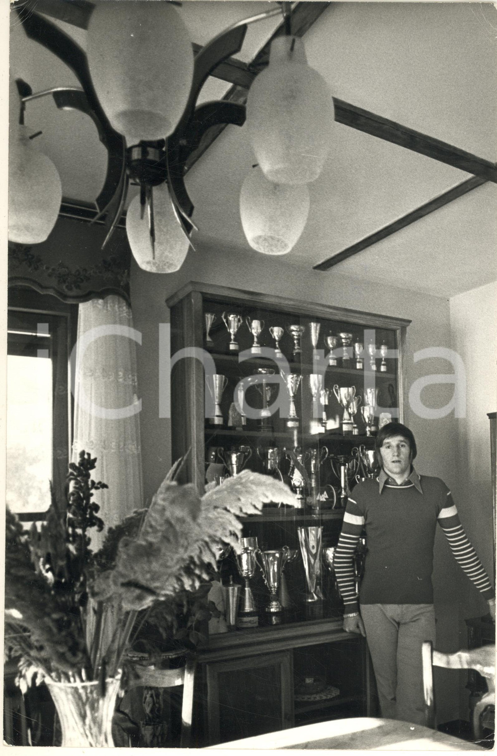 Fotografia d epoca originale 1972 COSTUME ITALIA Sciatore Piero GROS con i suoi trofei  Foto 20x30 cm 1