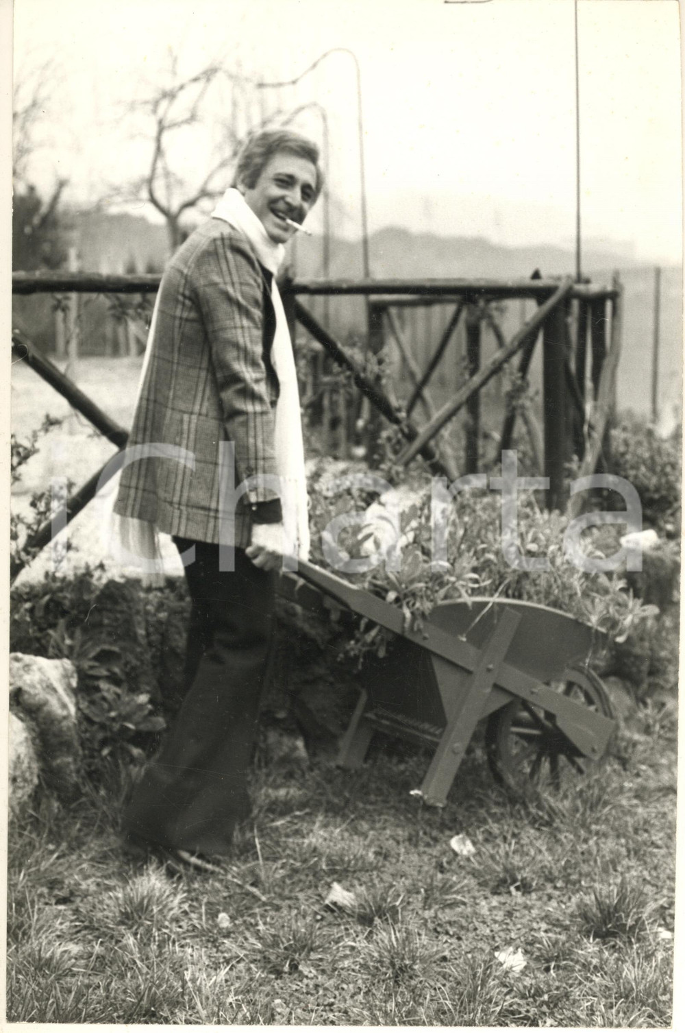 Fotografia d epoca originale 1975 ca COSTUME ITALIA Ugo PAGLIAI in campagna con la carriola  Foto 20x30 1