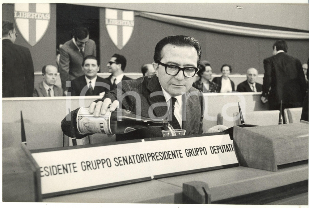 Fotografia d epoca originale 1969 ROMA XI Congresso Nazionale DC  Giulio ANDREOTTI versa acqua LAURETANA 1