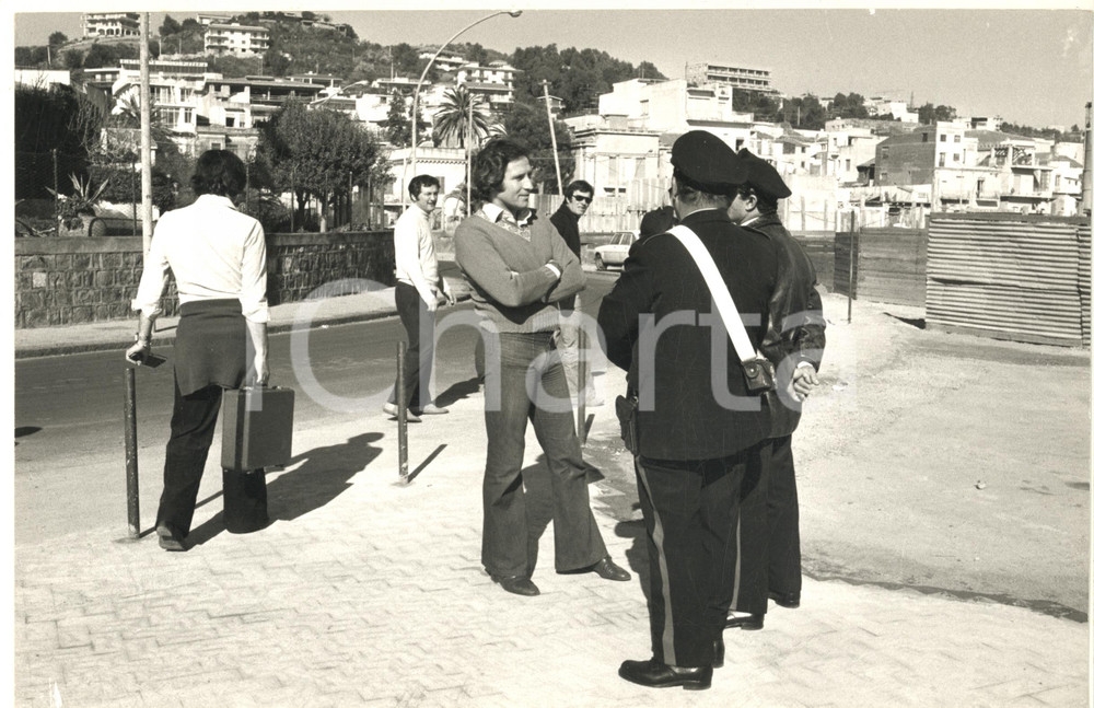 Fotografia d epoca originale 1974 SICILIA CINEMA Film Catene  Maurizio MERLI sul set  Carabinieri Foto 1