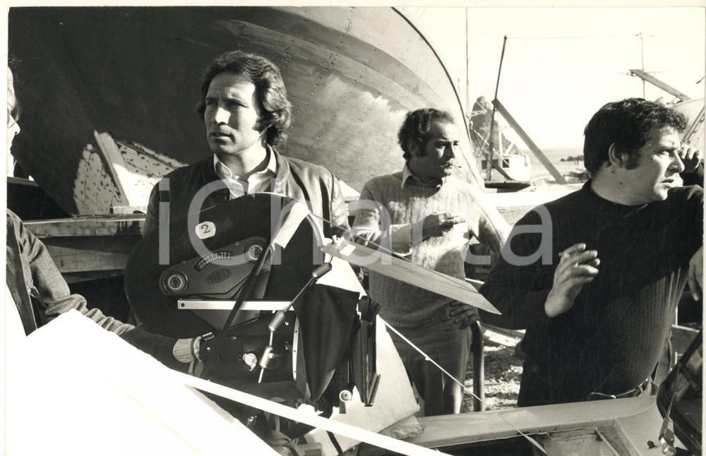 Fotografia d epoca originale 1974 SICILIA CINEMA Film Catene  Maurizio MERLI sul set al porto Foto 1 1