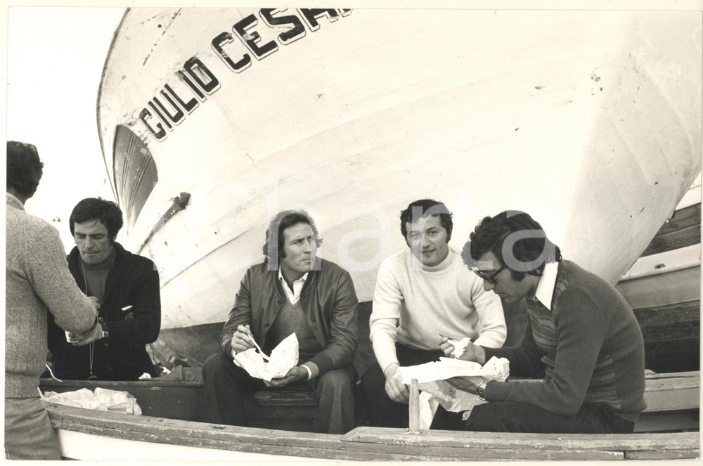 Fotografia d epoca originale 1974 SICILIA Film Catene Maurizio MERLI in pausa pranzo sul set al porto Foto 1