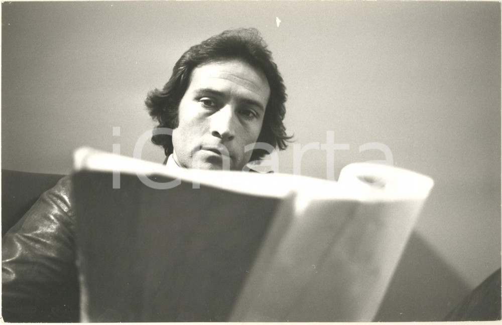 Fotografia d epoca originale 1974 SICILIA Film Catene  Maurizio MERLI legge il copione sul set Foto 1