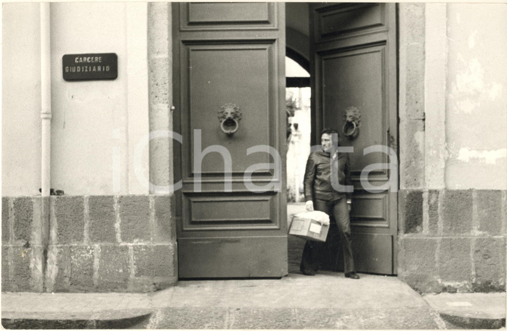 Fotografia d epoca originale 1974 Film Catene  Maurizio MERLI  Scena all uscita dal carcere Foto 1 1