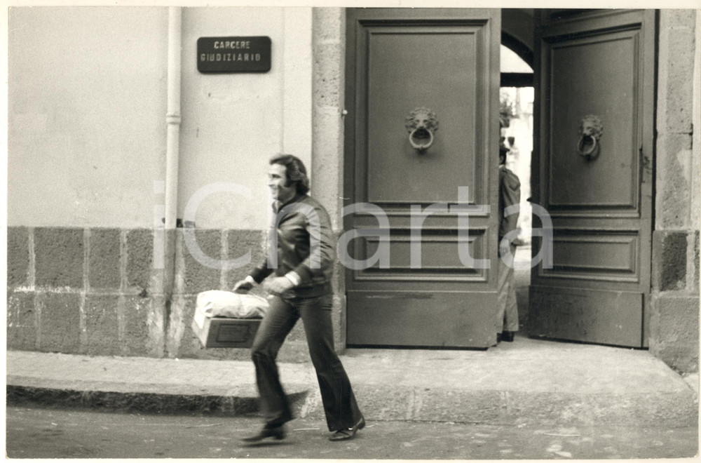 Fotografia d epoca originale 1974 Film Catene  Maurizio MERLI  Scena all uscita dal carcere Foto 2 1