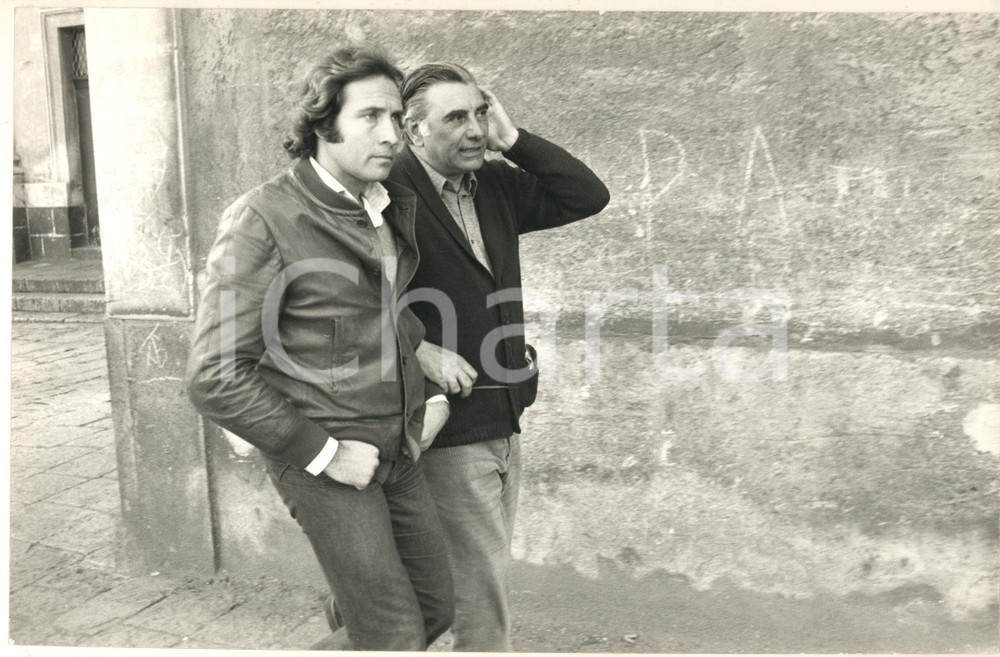 Fotografia d epoca originale 1974 SICILIA Film Catene Maurizio MERLI con il regista Silvio AMADIO Foto 1 1
