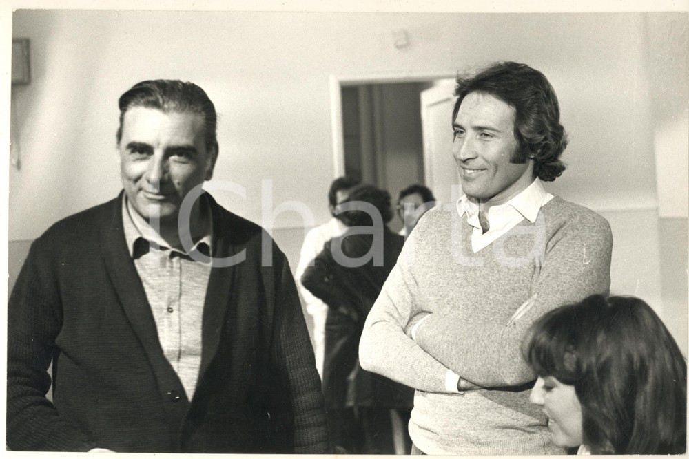 Fotografia d epoca originale 1974 SICILIA Film Catene Maurizio MERLI con il regista Silvio AMADIO Foto 2 1