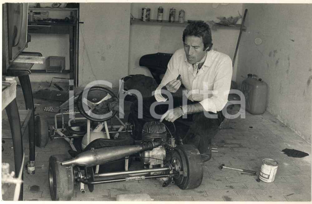 Fotografia d epoca originale 1970 ca ITALIA Attore Maurizio MERLI in garage con gokart Foto 1 1