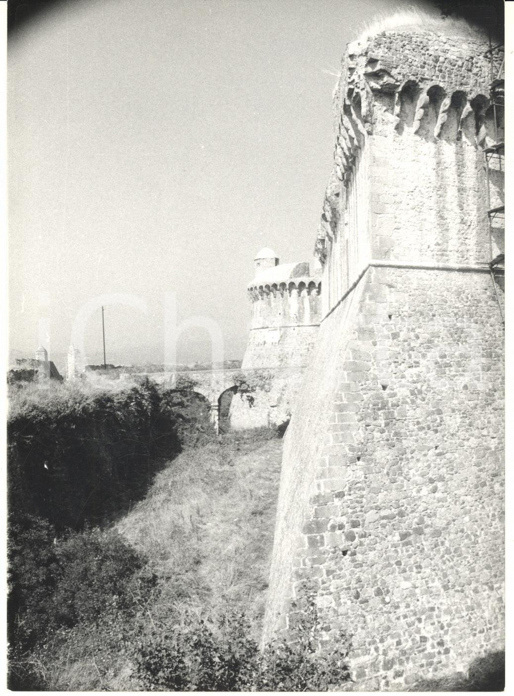 Fotografia d epoca originale 1981 SARZANA Fortezza di Sarzanello  Veduta mura e fossato Foto VINTAGE 13x18 1