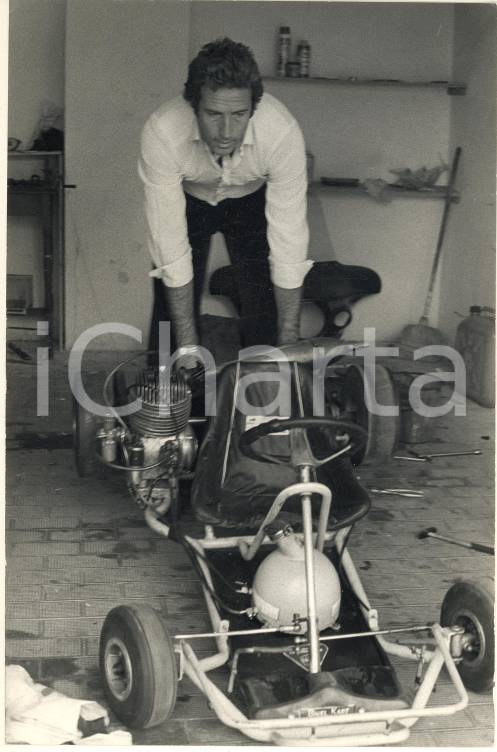 Fotografia d epoca originale 1970 ca ITALIA Attore Maurizio MERLI in garage con gokart Foto 2 1