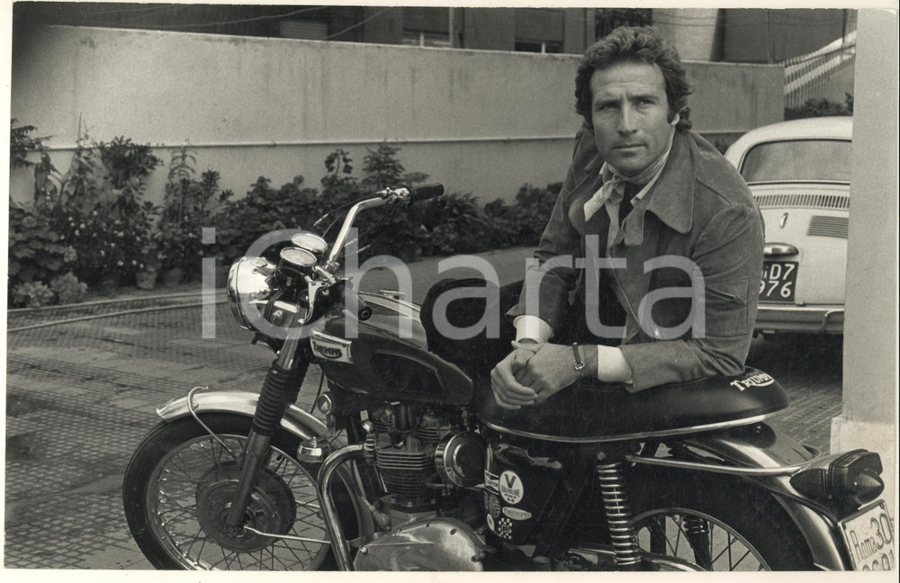 Fotografia d epoca originale 1970 ca CINEMA Maurizio MERLI con motocicletta TRIUMPH  Foto 30x20 cm 1
