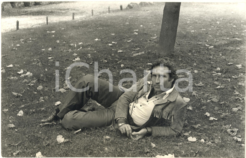 Fotografia d epoca originale 1970 ca CINEMA Maurizio MERLI  Ritratto al parco  Foto 30x20 cm 1 1
