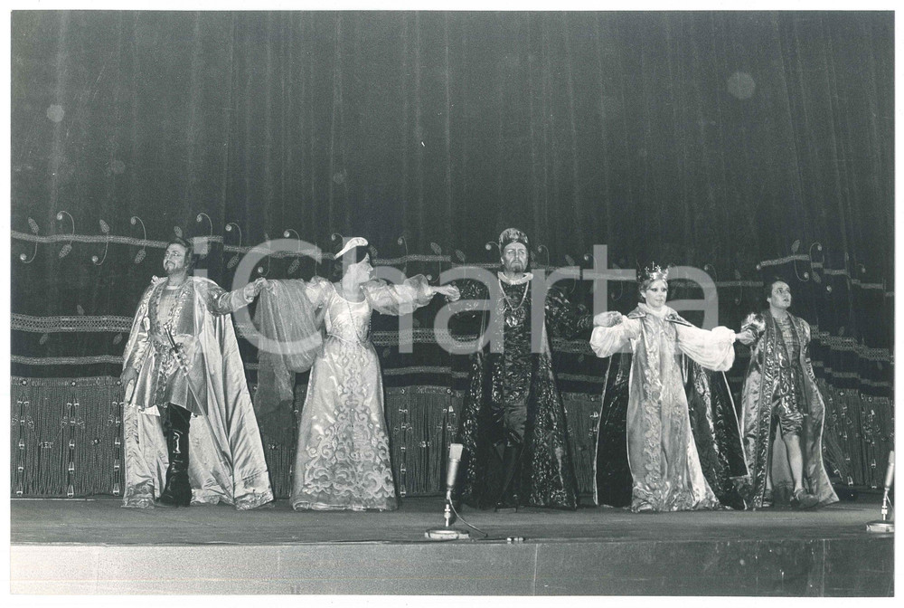 Materiale cinematografico d’epoca 1977 MILANO Teatro alla Scala DON CARLO Saluti alla fine della prima  Foto 1