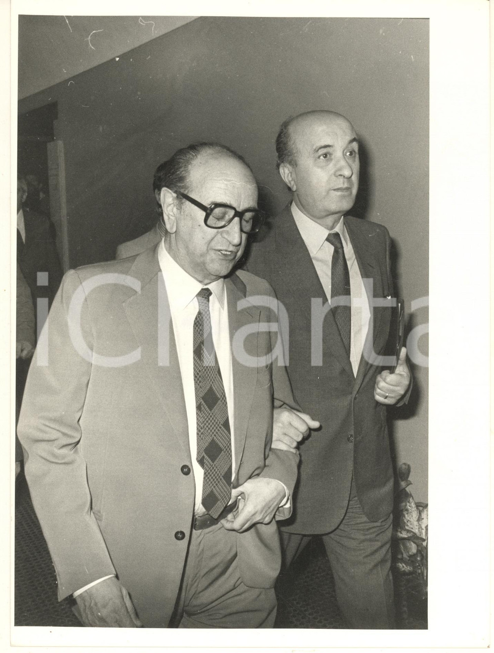Fotografia d epoca originale 1984 MILANO Ciriaco DE MITA con Guglielmo ZUCCONI Foto 18x24 cm 1