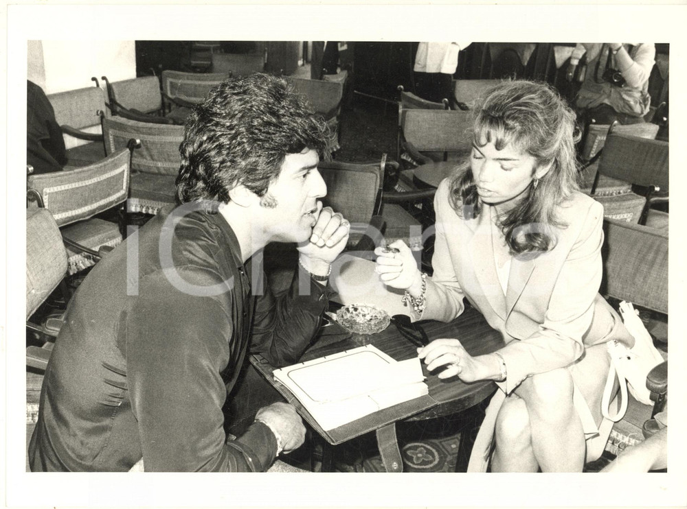 Fotografia d epoca originale 1984 FESTIVAL DI CANNES  Erik ESTRADA al bar Foto 24x18 cm 1 1