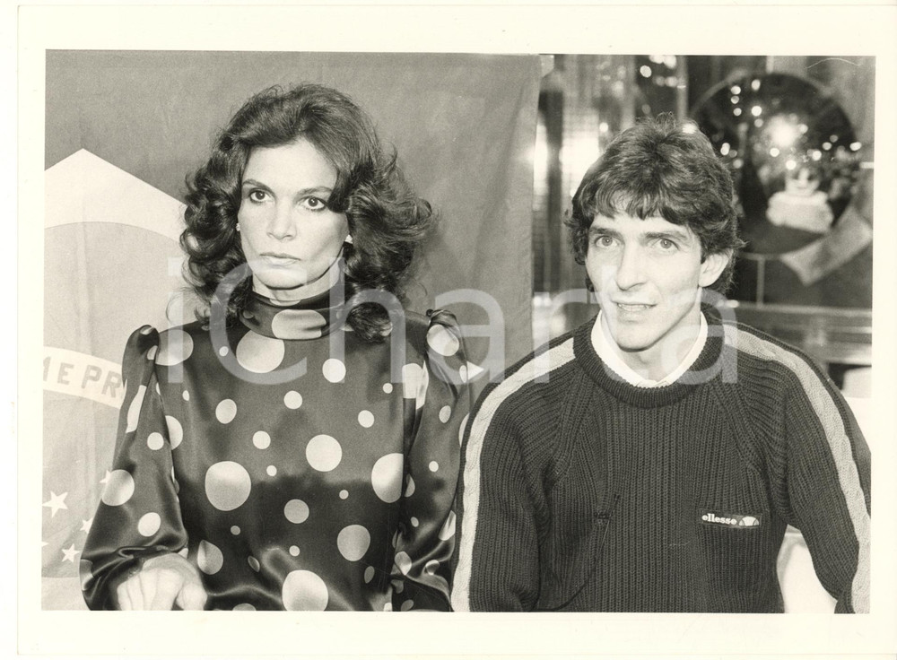 Fotografia d epoca originale 1982 ? ITALIA Paolo ROSSI e Florinda BOLKAN con la bandiera del Brasile  2 1
