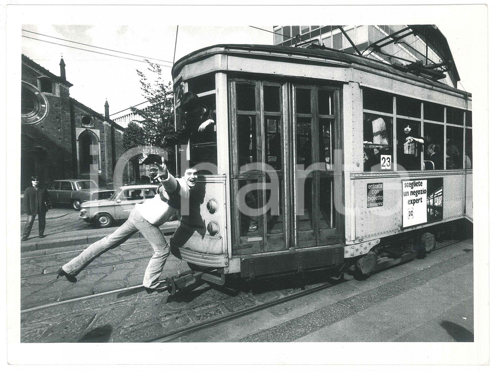 Fotografia d epoca originale 1970 ca MILANO Ragazzo salta sul tram davanti a Chiesa di San Pietro in GESSATE 1