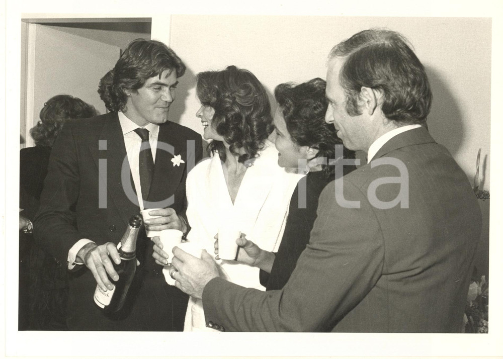 Fotografia d epoca originale 1984 SANREMO Lorenzo RIPOLI e la sorella Sonia brindano con Florinda BOLKAN 3 1
