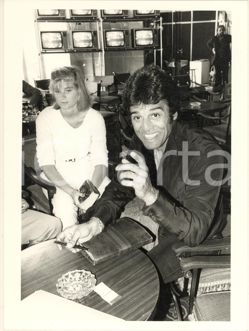 Fotografia d epoca originale 1984 FESTIVAL DI CANNES ? Erik ESTRADA e Gail Foto 24x18 cm 2 1