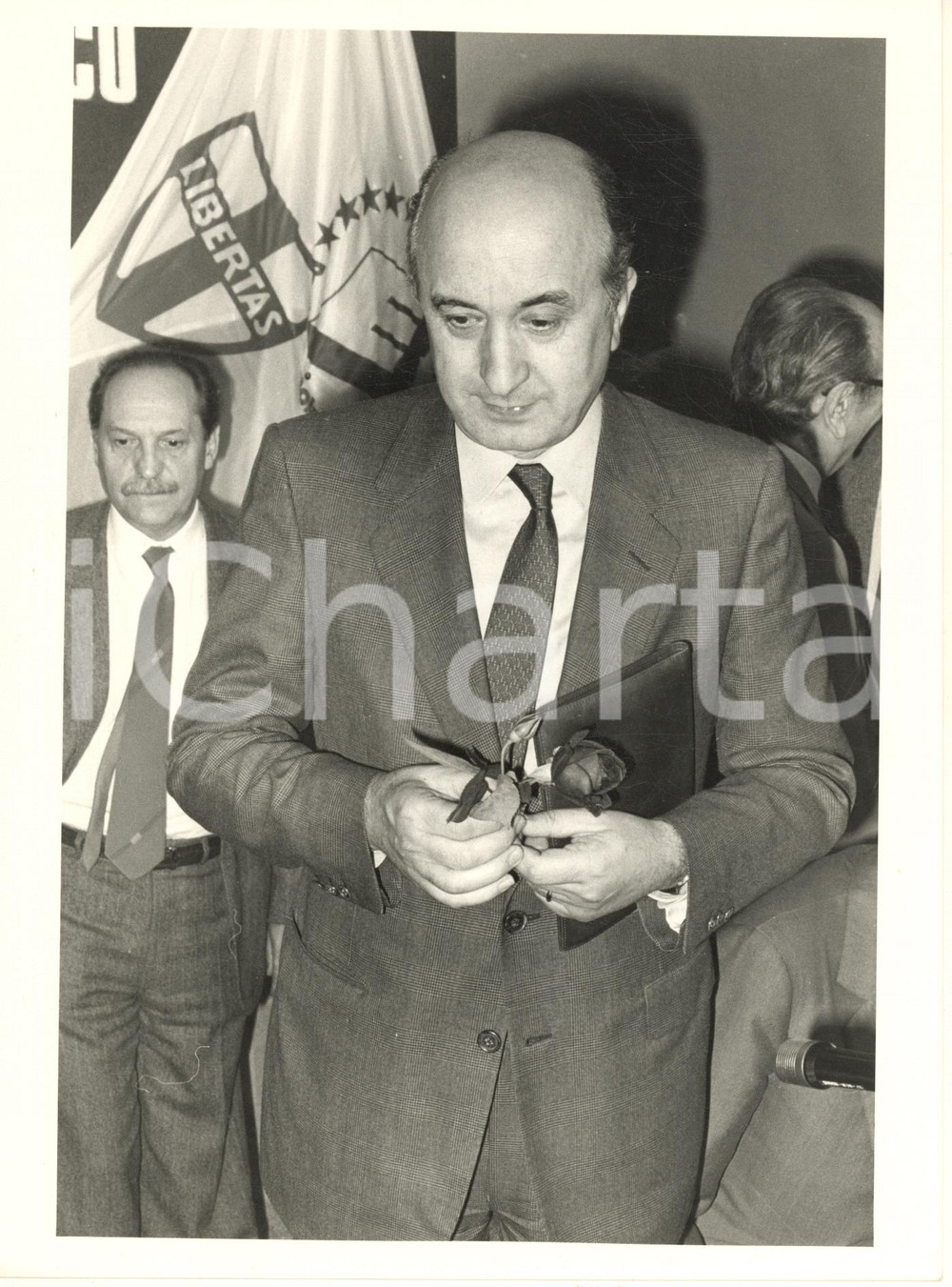 Fotografia d epoca originale 1984 MILANO DC Castello Sforzesco  Ciriaco DE MITA con una rosa Foto 1