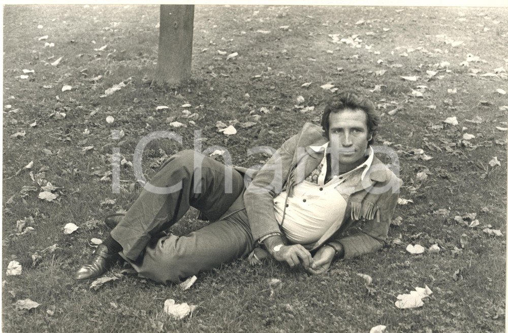 Fotografia d epoca originale 1970 ca CINEMA Maurizio MERLI  Ritratto al parco  Foto 30x20 cm 2 1