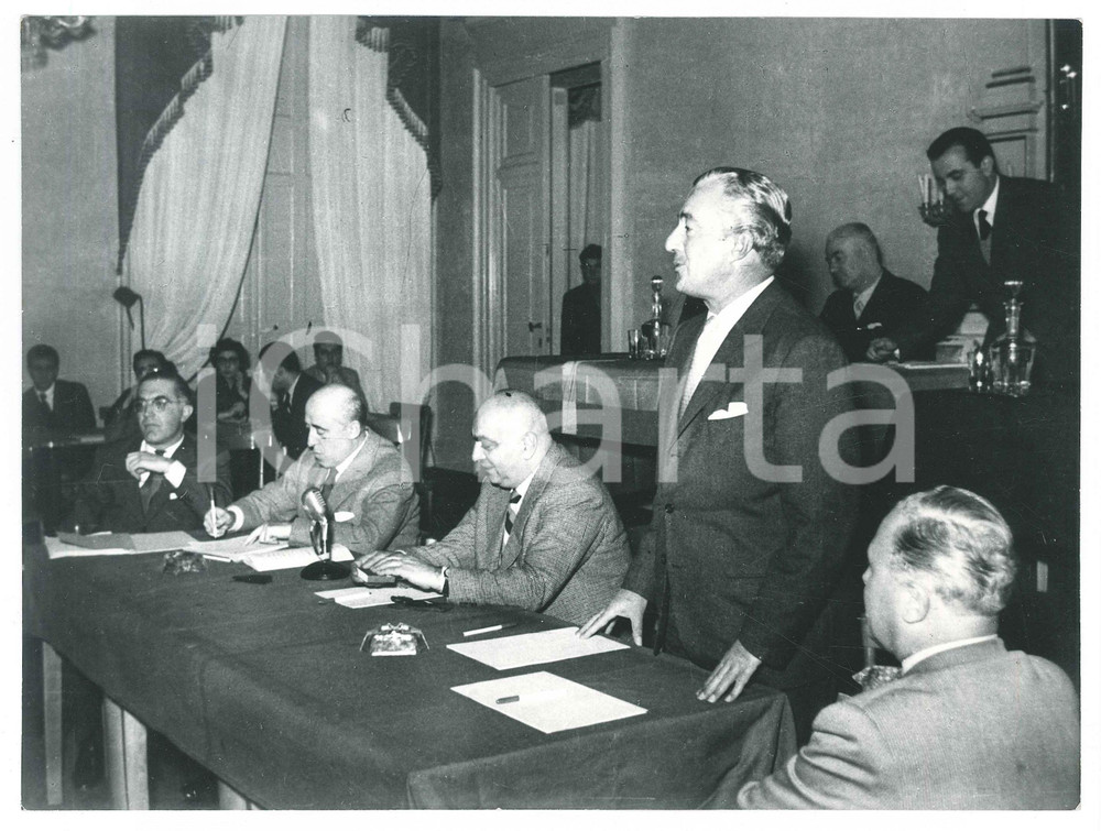 Fotografia d epoca originale 1970 ca CINEMA Vittorio DE SICA a un convegno sul Neorealismo  Foto 17x23 cm 1