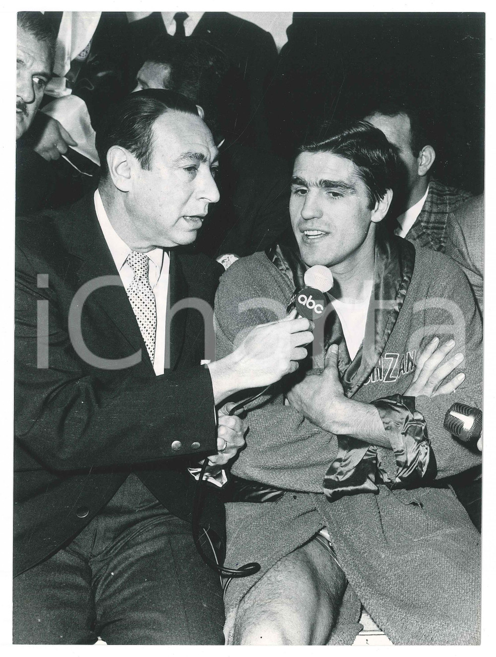 Fotografia d epoca originale 1970 ca PUGILATO Nino BENVENUTI intervistato da Joe CARLO Foto 17x24 cm 1