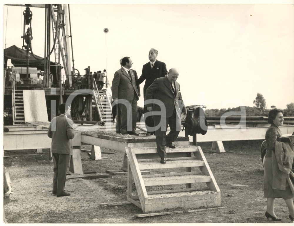 Fotografia d epoca originale 1953 SICILIA Prime trivelle per la ricerca del petrolio  Autorità 2 Foto 1
