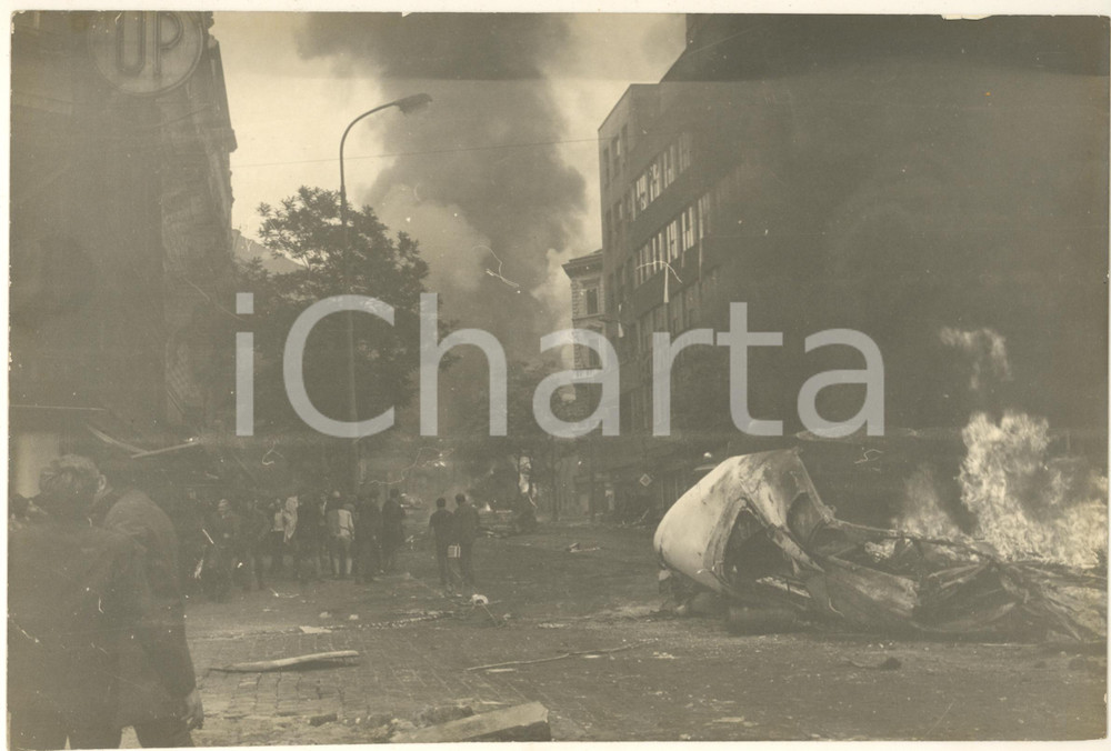 Fotografia d epoca originale 1968 PRAGUE Warsaw Pact invasion  Battle for Czechoslovak Radio Photo 30x20 1