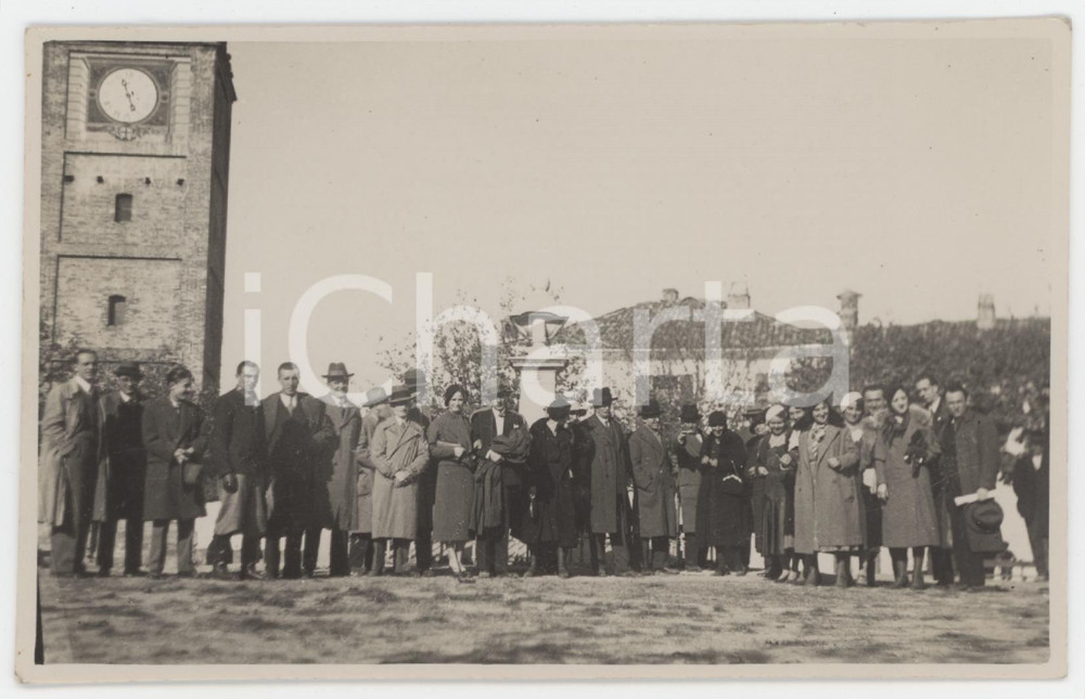 Fotografia d epoca originale 1935 ca LA MORRA CN Piazza Castello  Gruppo di famiglia  Foto cartolina 14x9 1
