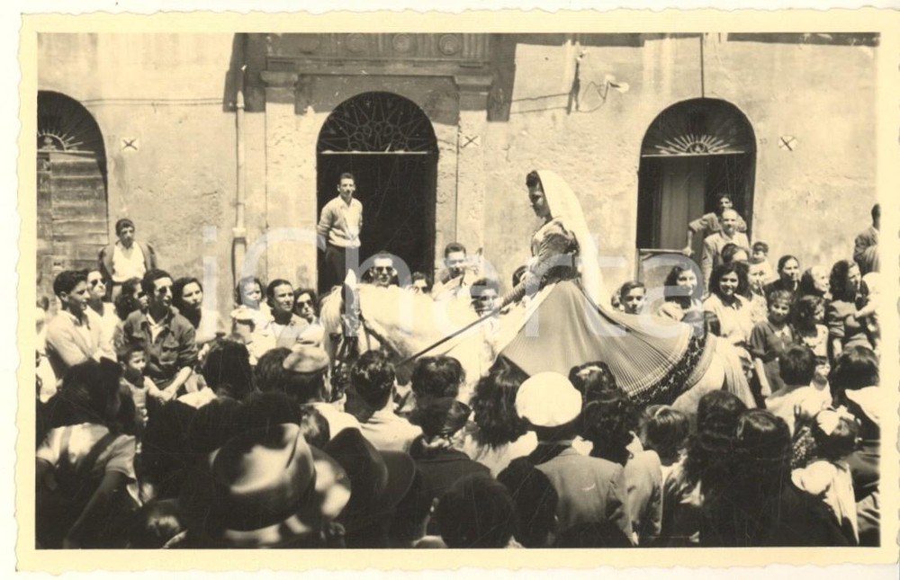 Fotografia d epoca originale 1950 ca FOLKLORE SARDEGNA Sfilata  Donna in costume di ITTIRI Foto 14x9 cm 1
