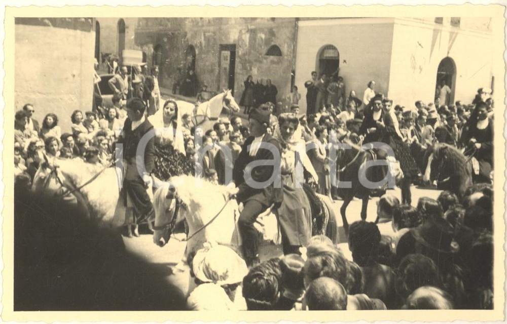 Fotografia d epoca originale 1950 ca FOLKLORE SARDEGNA Sfilata  Coppie a cavallo Foto 14x9 cm 1