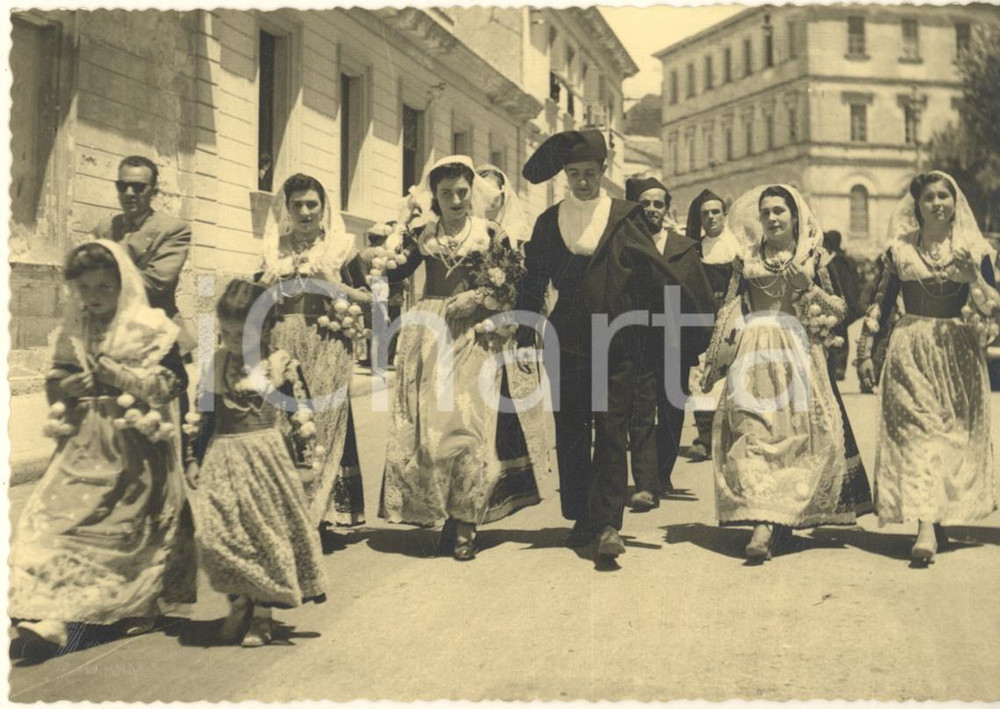 Fotografia d epoca originale 1955 ca FOLKLORE SASSARI Cavalcata Sarda  Gruppo in costume di ITTIRI Foto 1