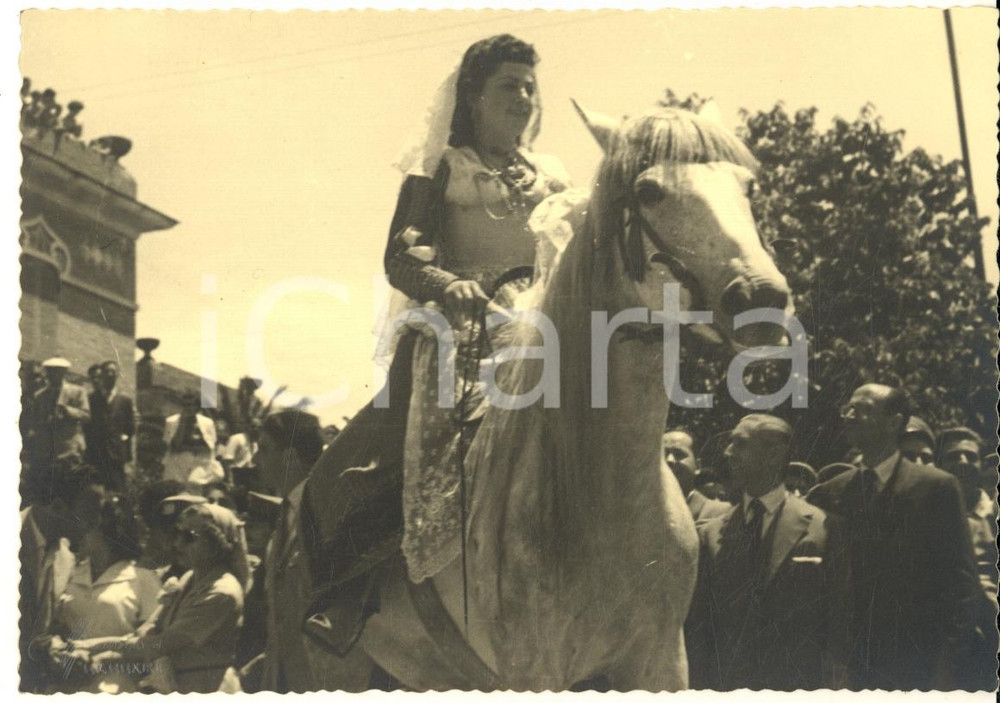 Fotografia d epoca originale 1955 ca FOLKLORE SASSARI Cavalcata Sarda  Donna in costume di ITTIRI Foto 1