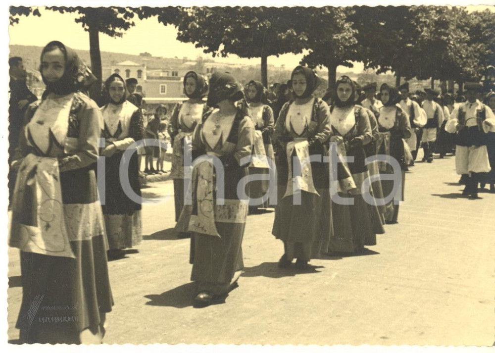 Fotografia d epoca originale 1955 ca FOLKLORE SASSARI Cavalcata Sarda  Gruppo femminile in costume  Foto 1