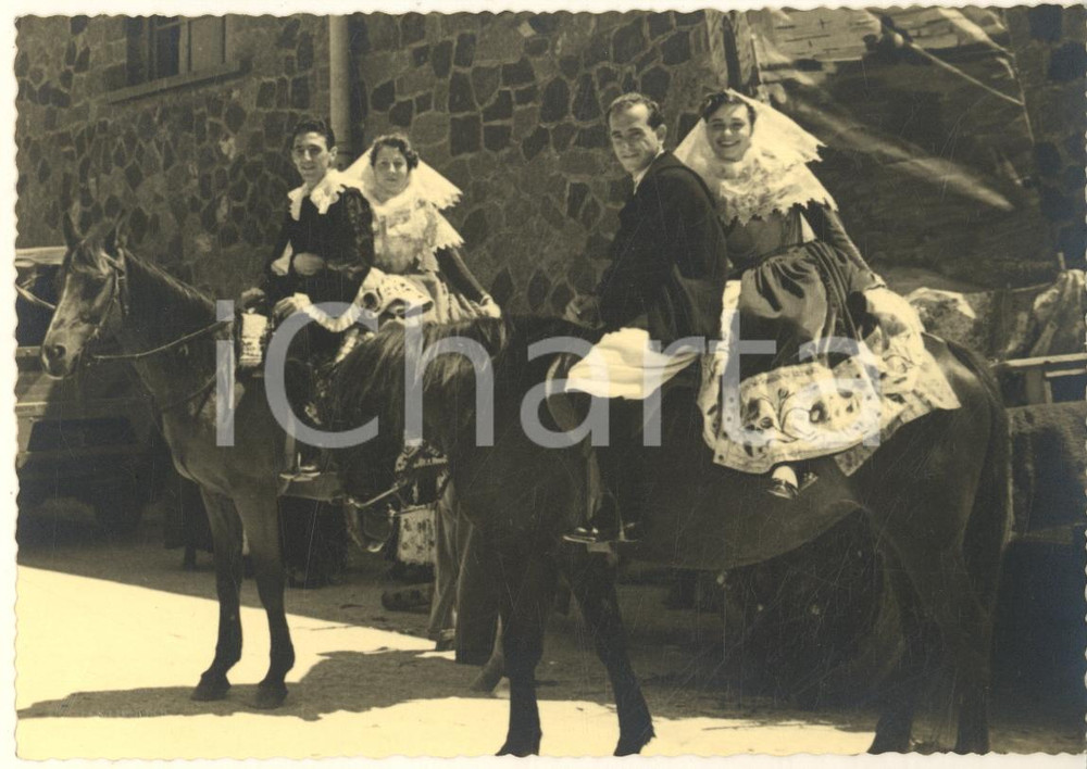 Fotografia d epoca originale 1955 ca FOLKLORE SASSARI Cavalcata Sarda  Coppie in costume di OSILO Foto 15x10 1