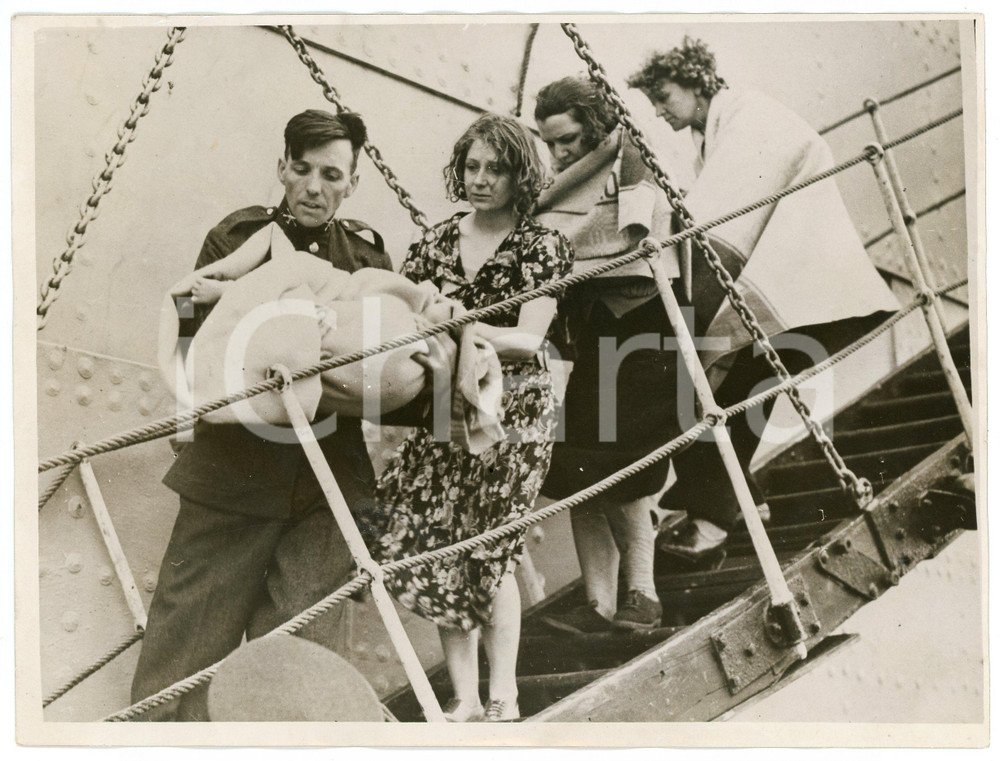 Fotografia d epoca originale 1939 GALWAY IRLANDA Superstiti S.S. ATHENIA sbarcano dal KNUTE NELSON Foto 1