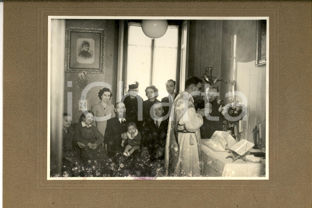 Fotografia d epoca originale 1940 ca MILANO Rito familiare presso altare privato Foto A. BESTETTI 32x21 cm 1