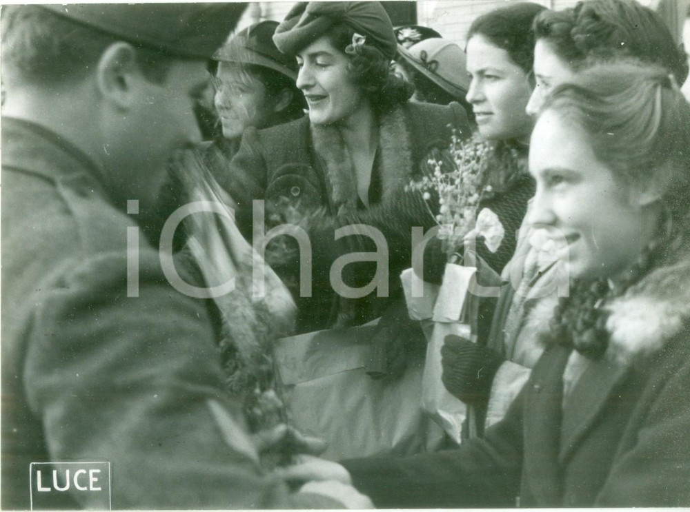 Fotografia d epoca originale 1940 ca NORD ITALIA WW2 Madri e sorelle dei Caduti offrono fiori a reclute Foto 1