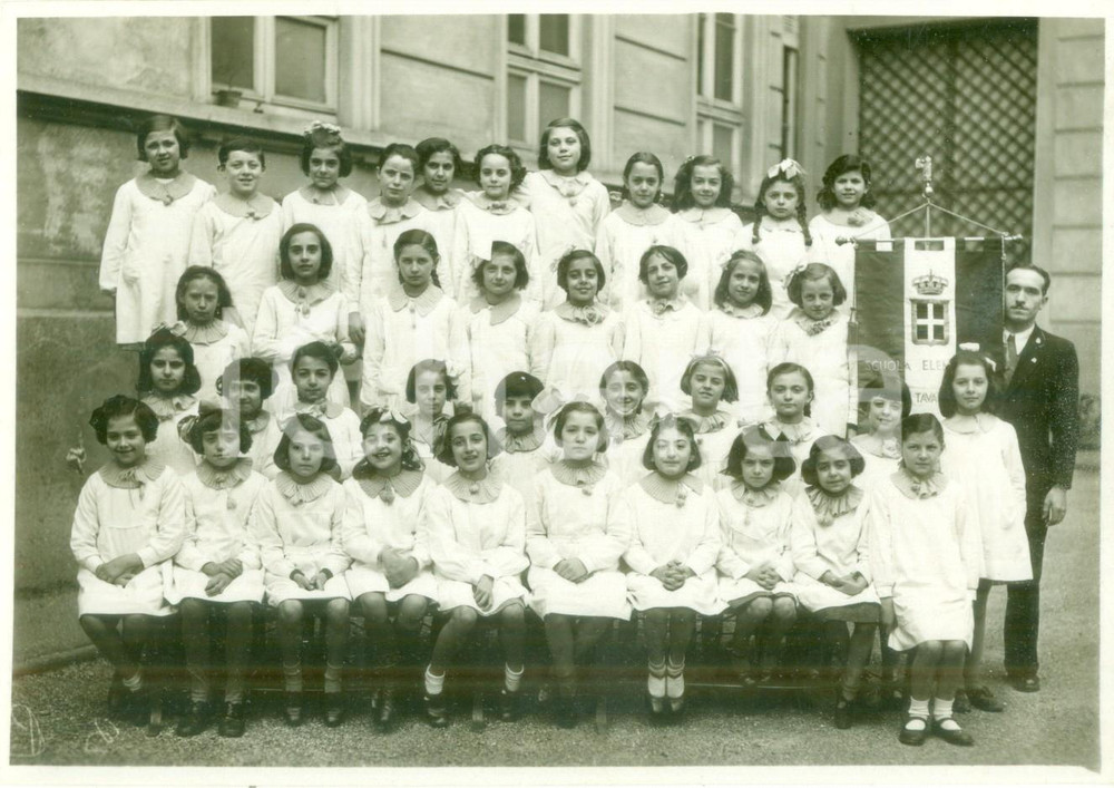 Fotografia d epoca originale 1940 ca AREA LOMBARDA Gruppo di alunne di una scuola elementare con labaro Foto 1