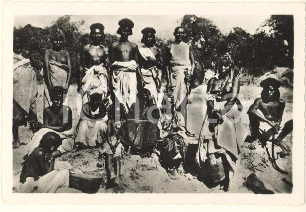 Fotografia d epoca originale 1935 ca A.O.I. ETIOPIA Ritratto di una tribÃ¹ etiope VERA PHOTO cm 5,8x9 1