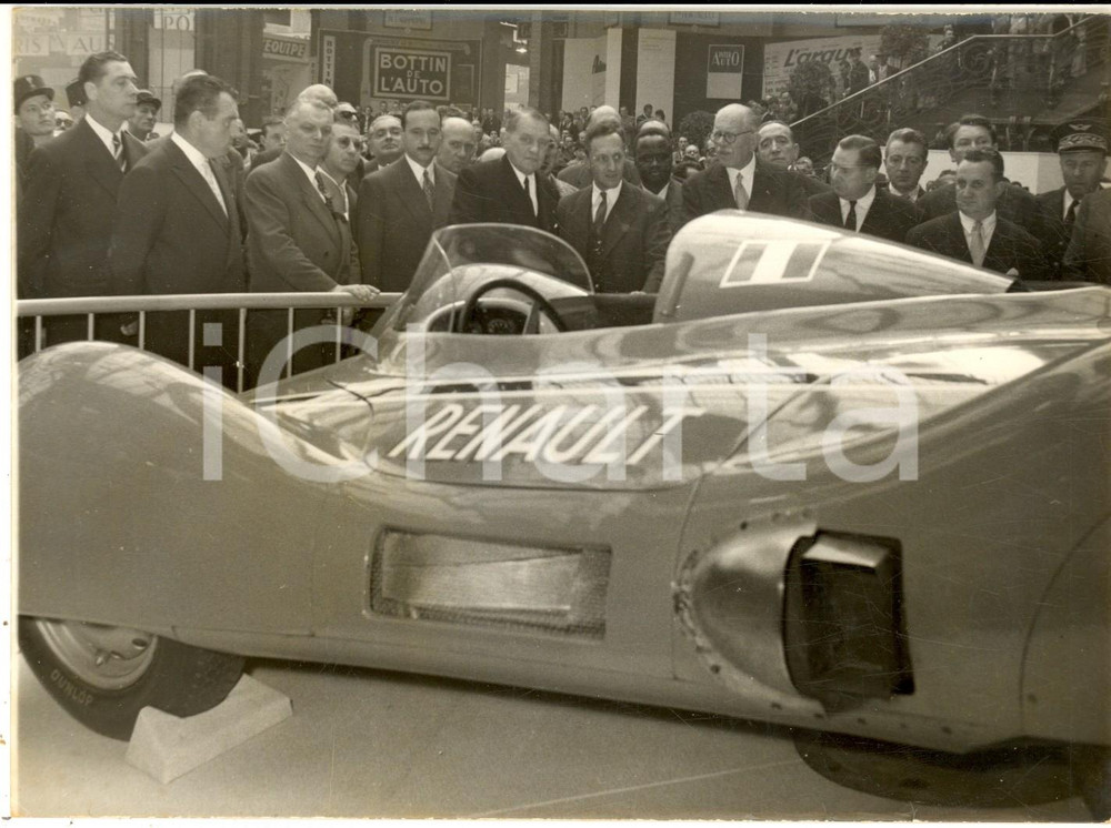 Fotografia d epoca originale 1956 PARIS Salon de l Automobile  RenÃ© COTY avec l  Etoile filante  RENAULT 1
