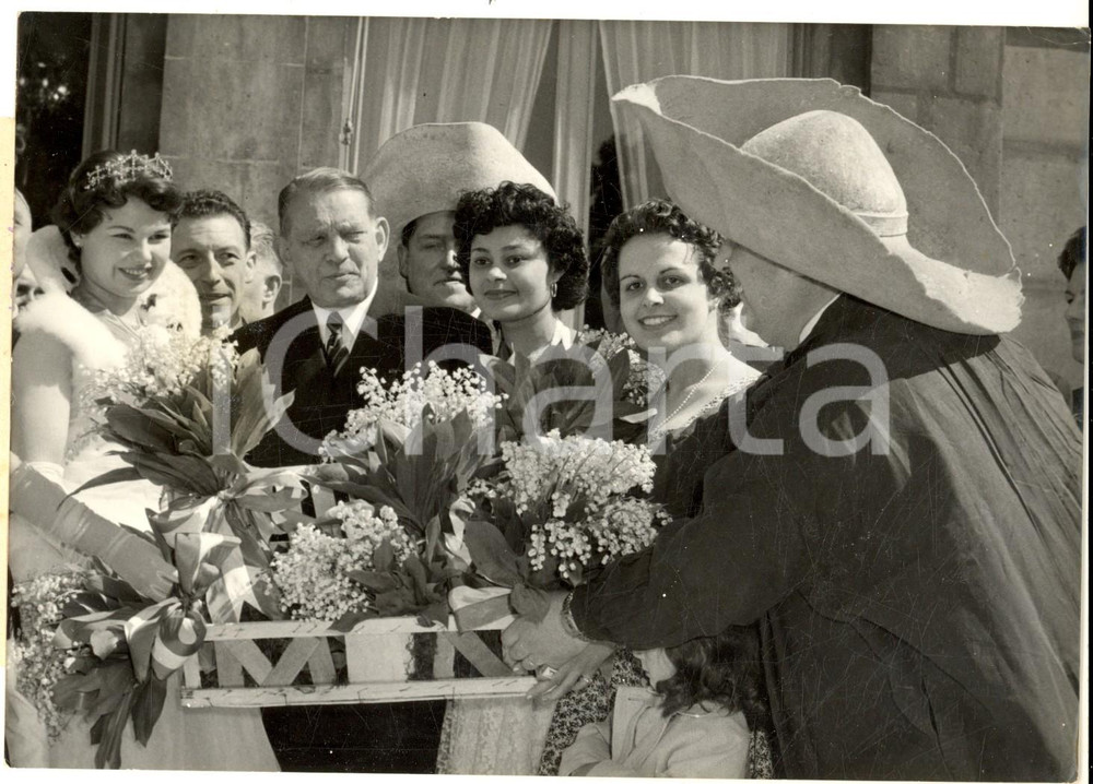 Fotografia d epoca originale 1957 PARIS 1er Mai  La Reine des Halles offre muguets au prÃ©sident RenÃ© COTY 1