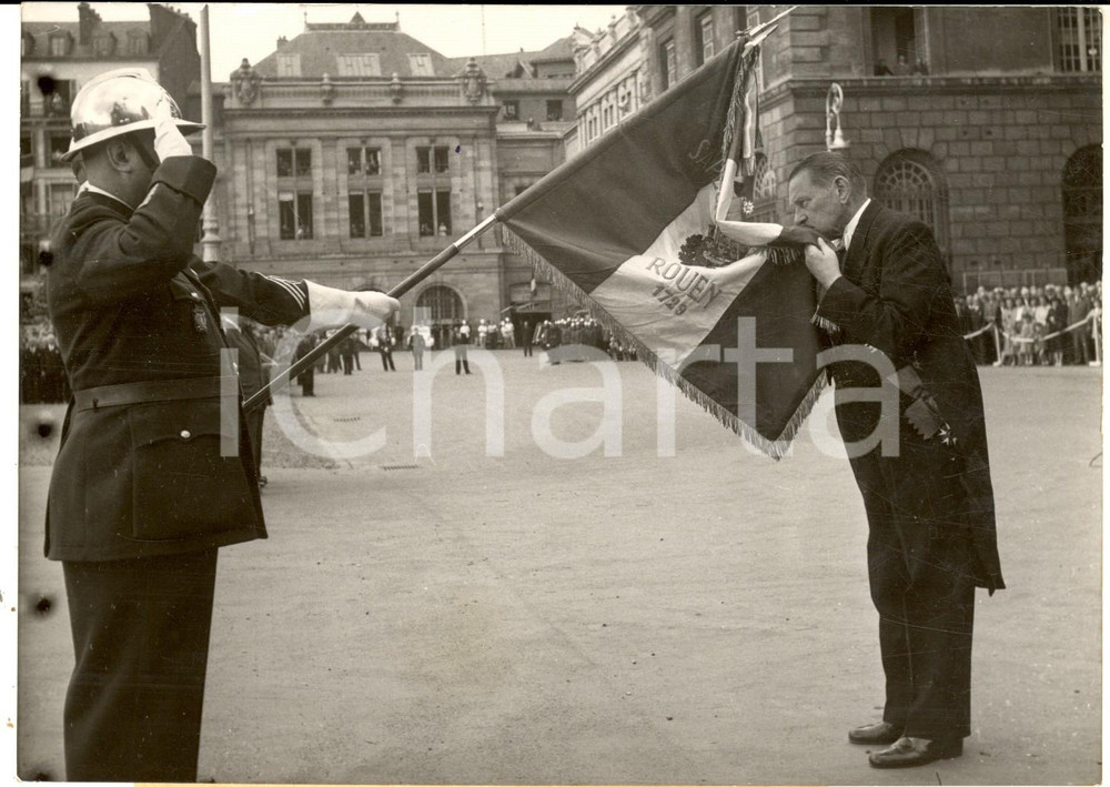 Fotografia d epoca originale 1954 ROUEN PrÃ©sident RenÃ© COTY embrasse le drapeau des sapeurs pompiers Photo 1