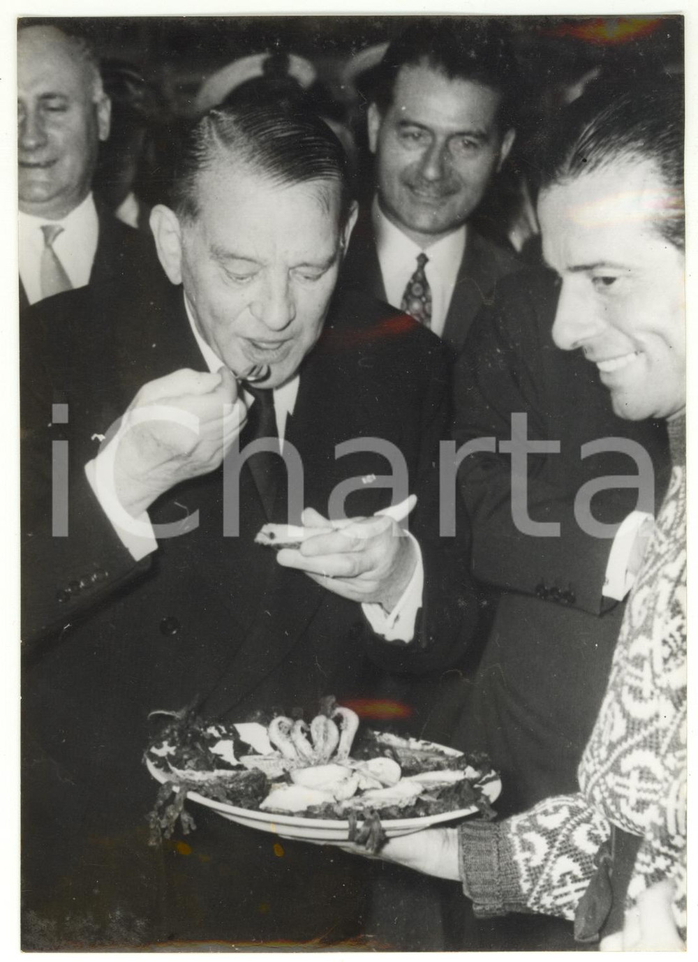 Fotografia d epoca originale 1956 PARIS Salon Nautique International  RenÃ© COTY assaggia piatto di ostriche 1