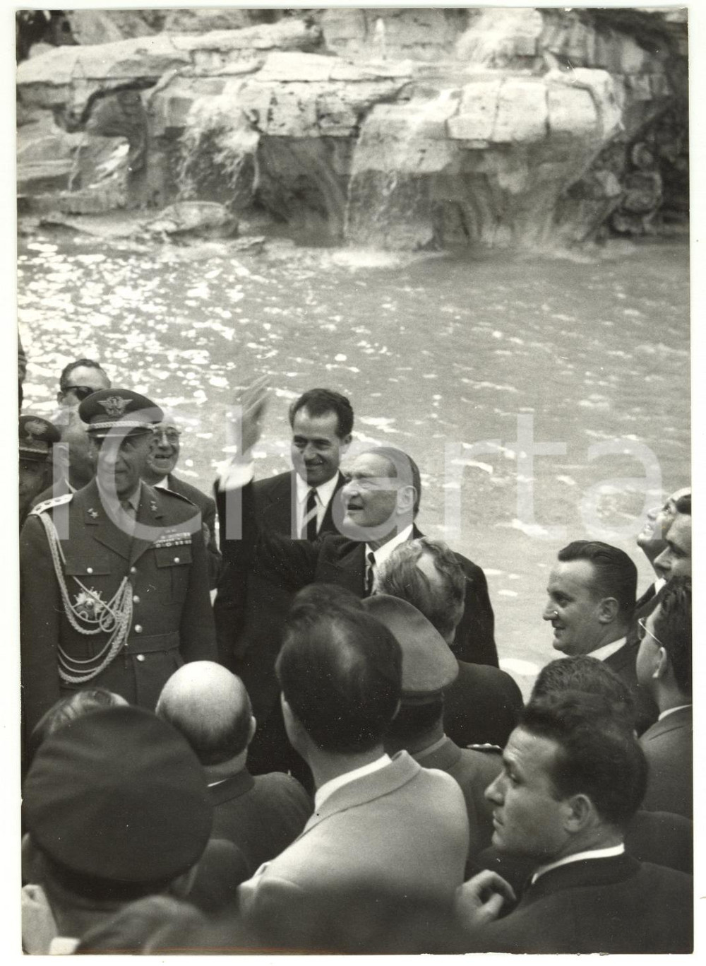 Fotografia d epoca originale 1957 ROMA Fontana di Trevi  RenÃ© COTY getta la tradizionale monetina  Foto 1