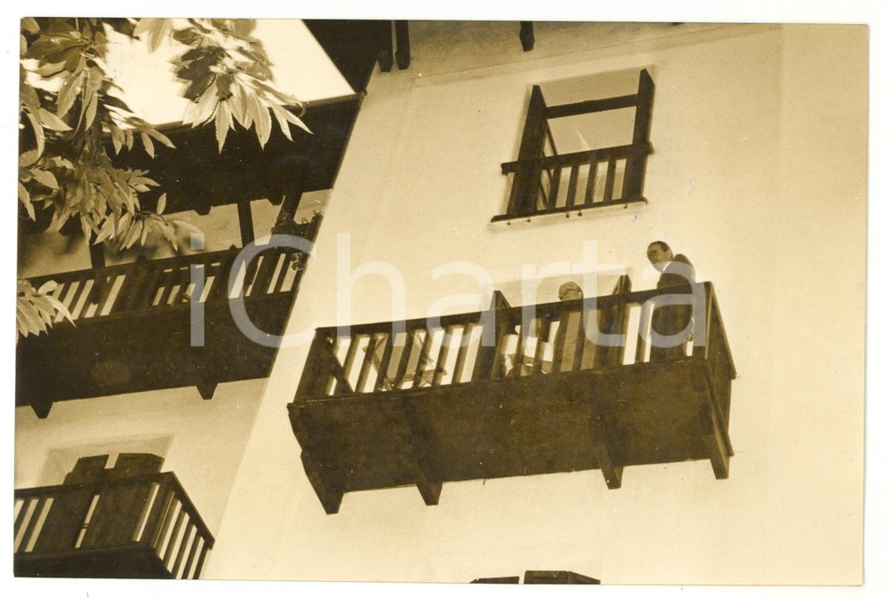 Fotografia d epoca originale 1955 LURISIA CN Grand Hotel Radium  Giovanni GRONCHI si affaccia al balcone 1