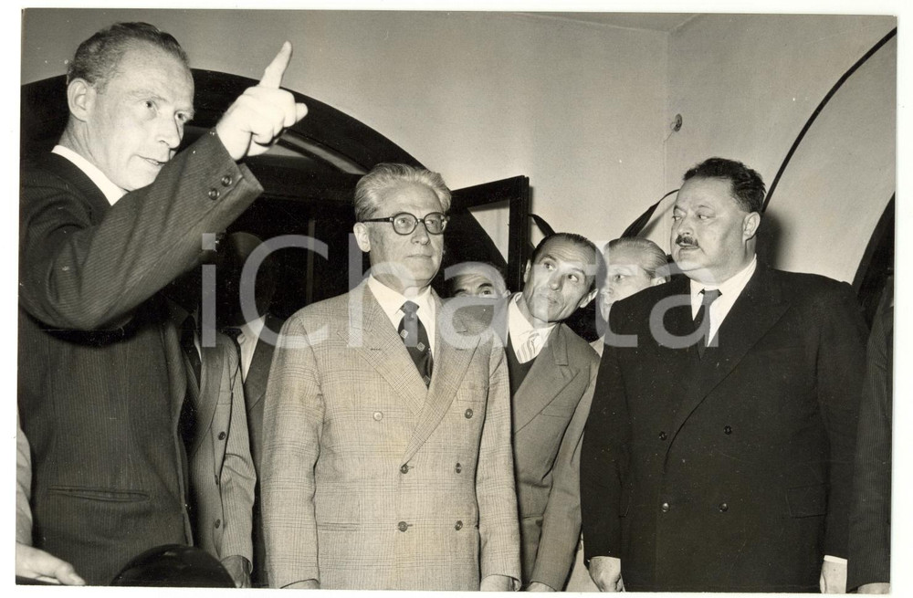 Fotografia d epoca originale 1955 LURISIA Hotel Radium  Giovanni GRONCHI con il prefetto di Cuneo nella hall 1