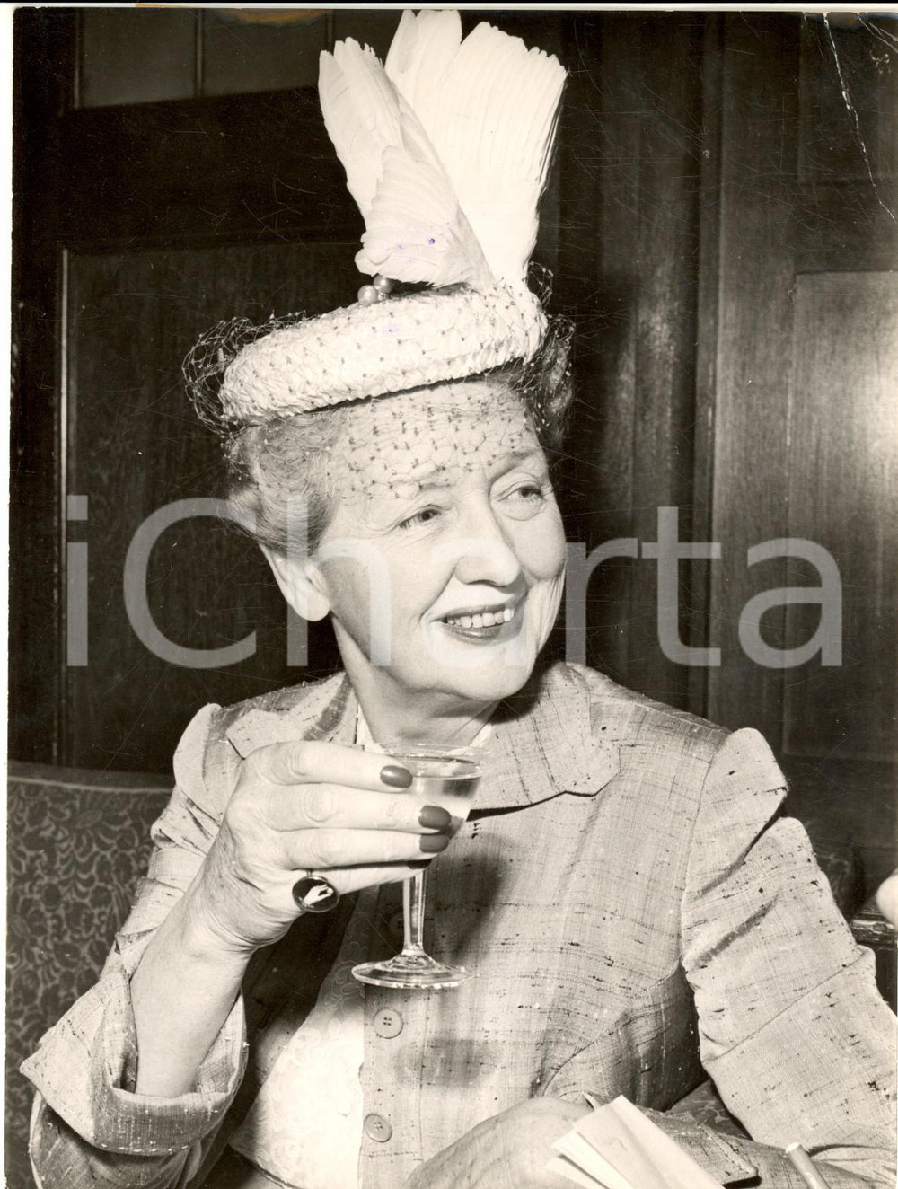 Fotografia d epoca originale 1953 MUNICH Ritratto attrice Hedda HOPPER con un cocktail  Foto 15x20 cm 1